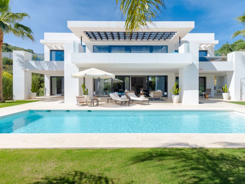 6 Bedroom Private Villa for Sale in Nueva Andalucía, Marbella