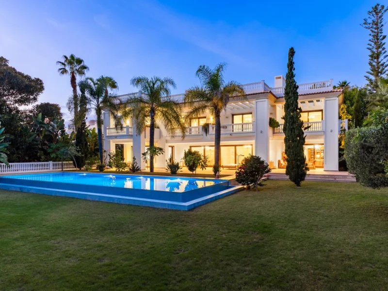 7 Bedroom Private Villa with Terrace for Sale in Guadalmina Baja, San Pedro de Alcántara