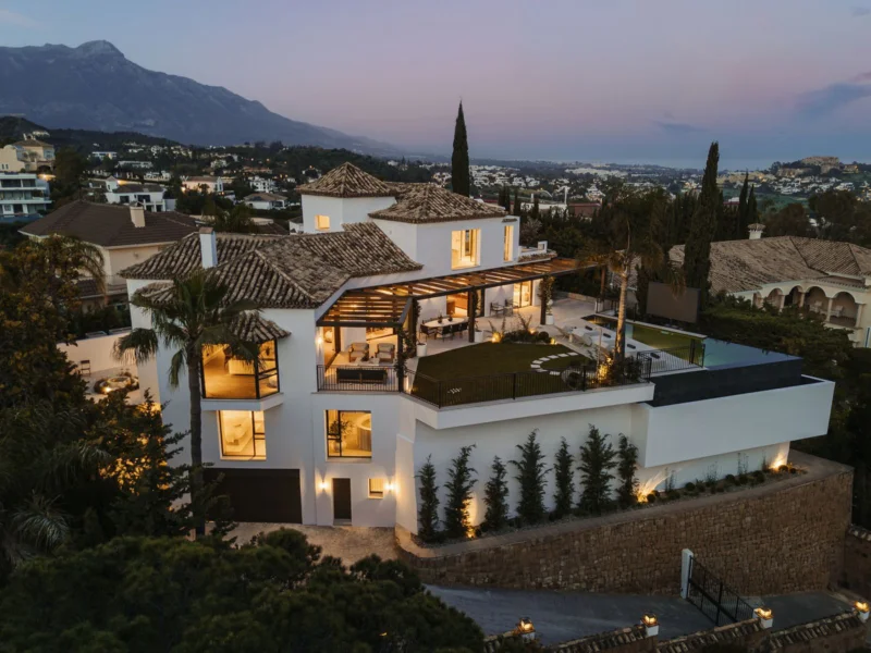 6 Bedroom Private Villa with Terrace for Sale in Benahavís