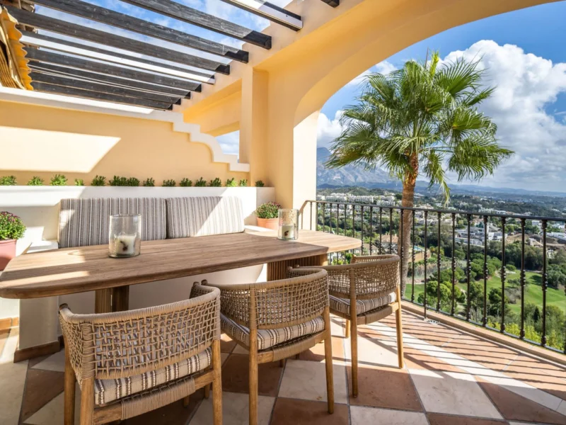3 Bedroom Apartment with Terrace for Sale in Benahavís