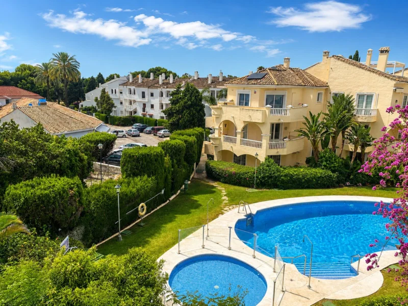 Furnished 2 Bedroom Apartment with Terrace for Rent in Estepona