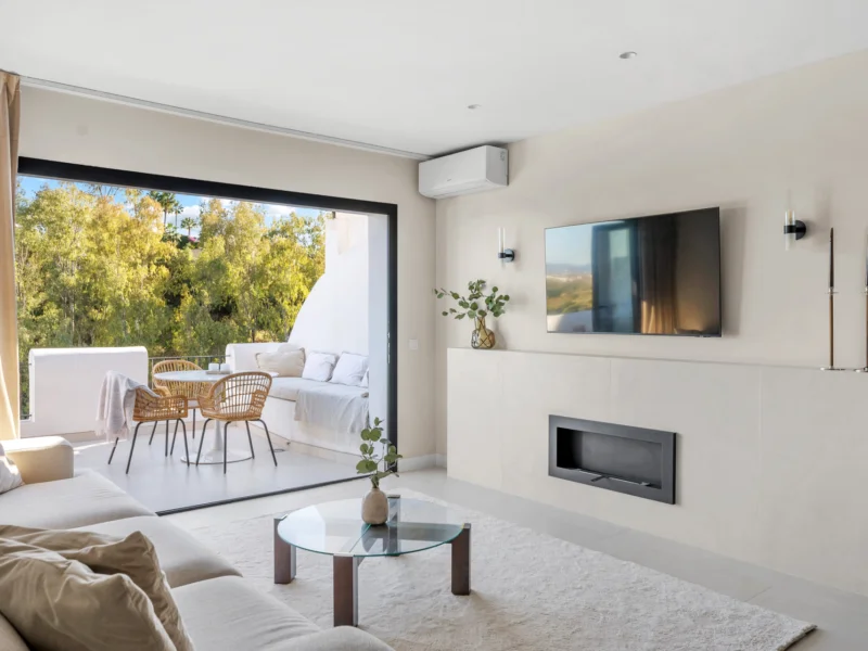 3 Bedroom Apartment with Terrace for Sale in Los Almendros, Benahavís