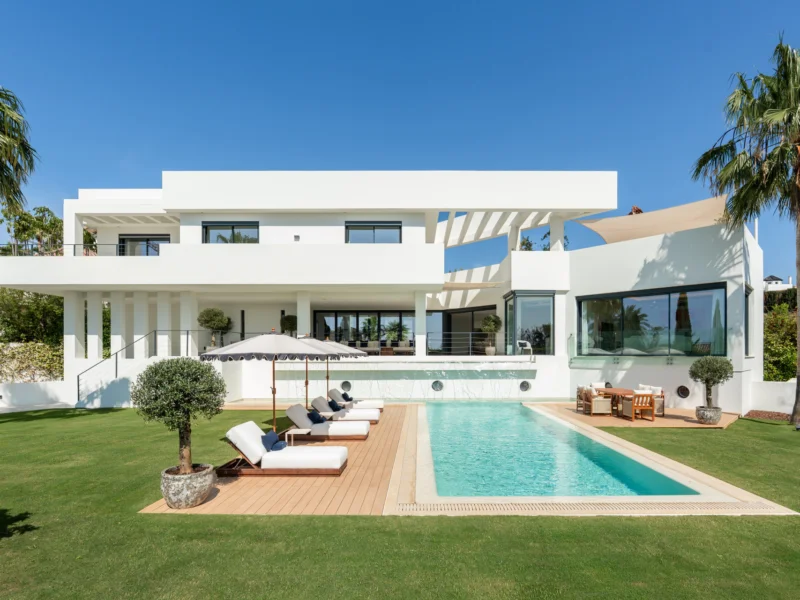 6 Bedroom Private Villa with Terrace for Sale in Los Flamingos, Benahavís