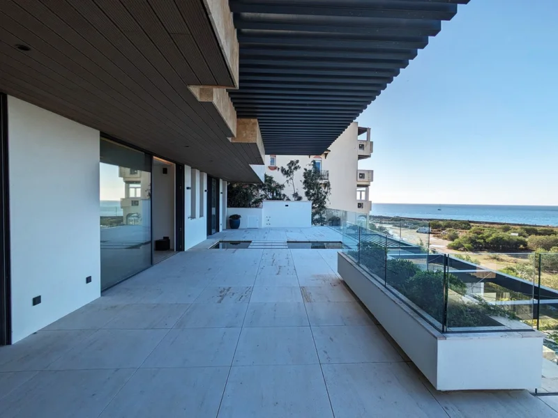 4 Bedroom Apartment with Terrace for Sale in La Alqueria, Estepona