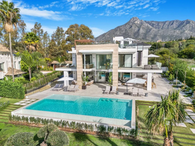 6 Bedroom Private Villa with Terrace for Sale in Milla de Oro, Marbella