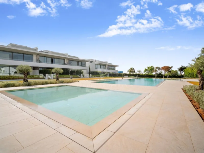 4 Bedroom Private Villa with Terrace for Sale in Milla de Oro, Marbella