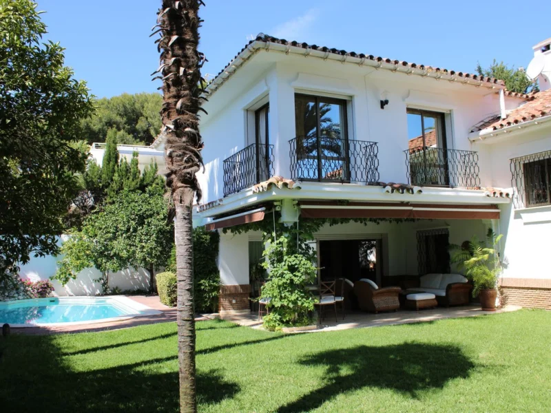 6 Bedroom Private Villa with Terrace for Sale in Los Monteros, Marbella