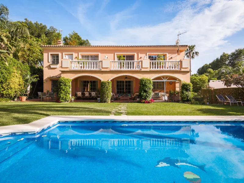 5 Bedroom Private Villa for Sale in Atalaya de Río Verde, Nueva Andalucía, Marbella