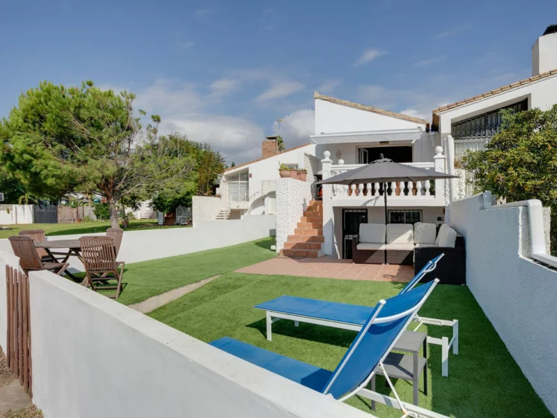 4 Bedroom Private Villa with Terrace for Sale in Estepona