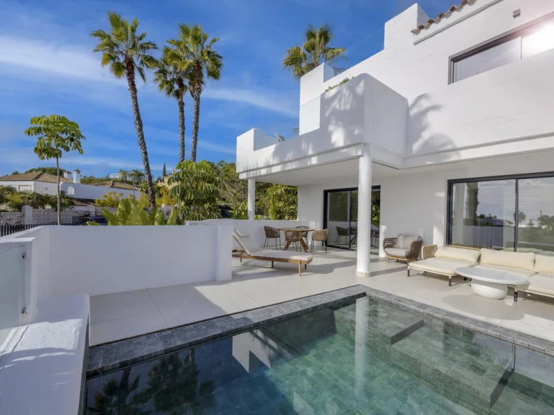 4 Bedroom Private Villa for Sale in El Paraíso, Estepona