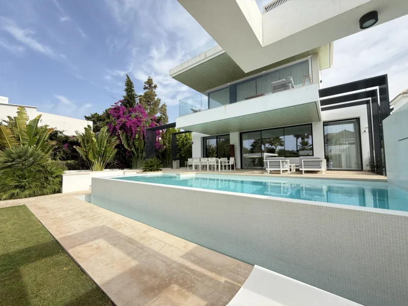 7 Bedroom Private Villa with Terrace for Sale in Guadalmina Baja, San Pedro de Alcántara