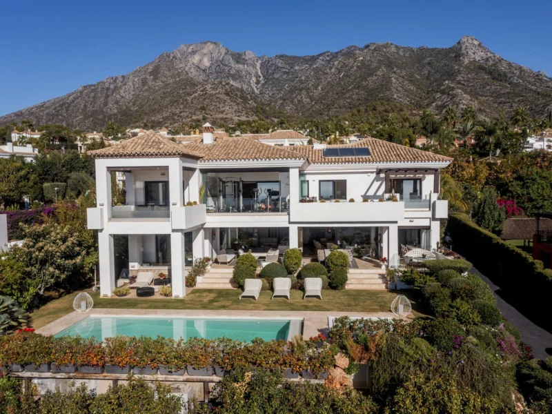7 Bedroom Private Villa with Terrace for Sale in Marbella Centro
