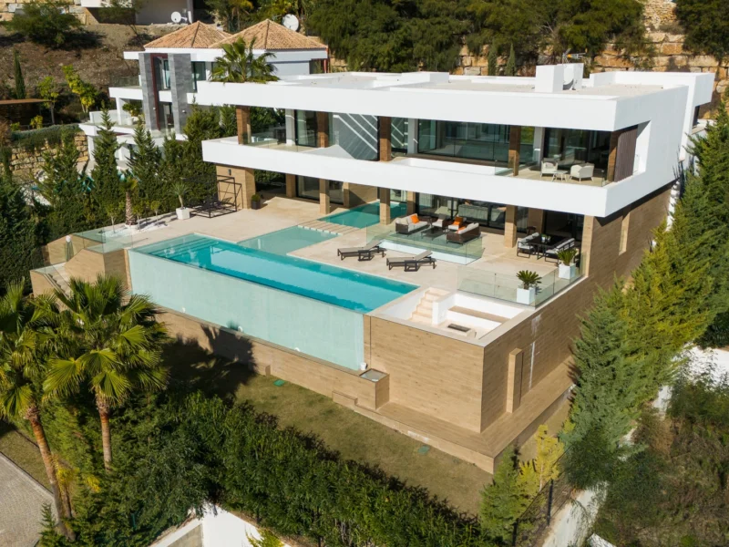 5 Bedroom Private Villa with Terrace for Sale in La Alquería, Benahavís