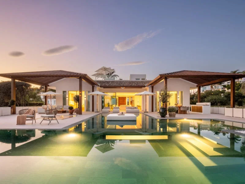6 Bedroom Private Villa with Terrace for Sale in Nueva Andalucía, Marbella