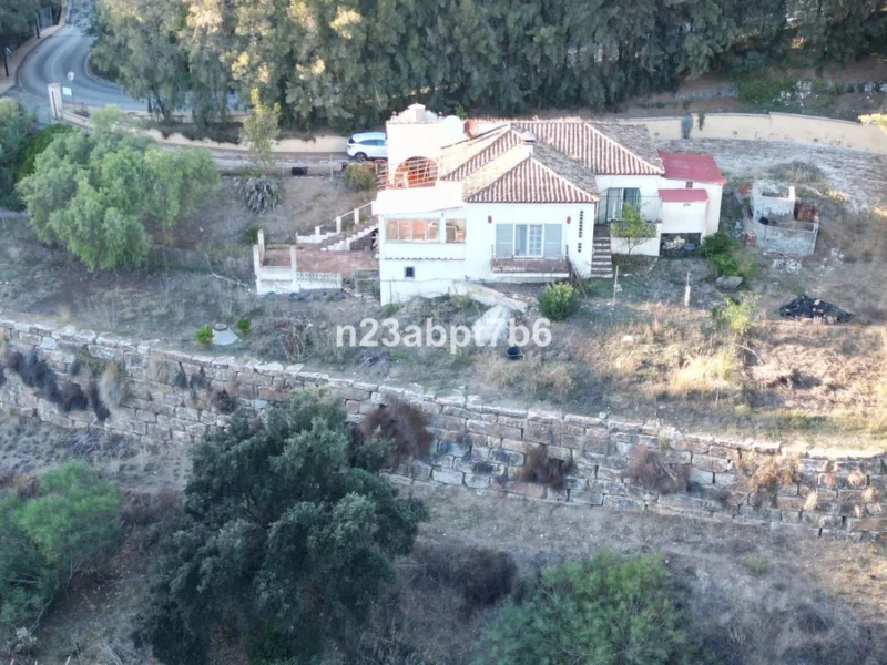 2 Bedroom Private Villa with Terrace for Sale in Los Almendros, Benahavís