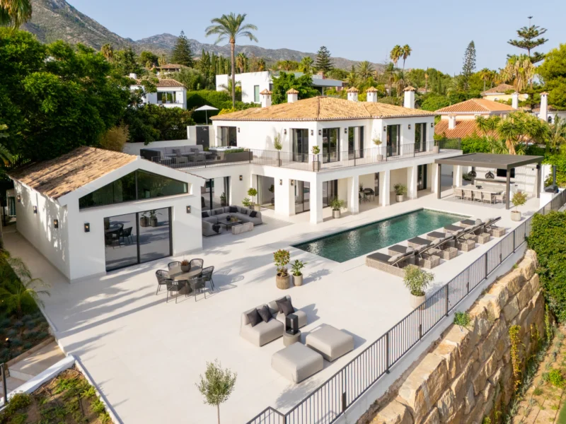 5 Bedroom Private Villa with Terrace for Sale in Milla de Oro, Marbella