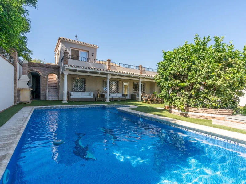 5 Bedroom Private Villa with Terrace for Sale in San Pedro de Alcántara