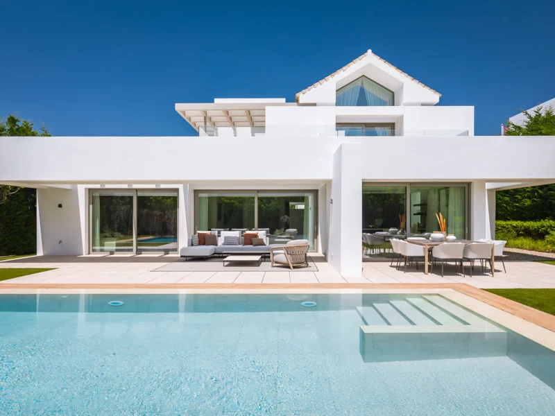 5 Bedroom Private Villa for Sale in El Paraíso, Estepona