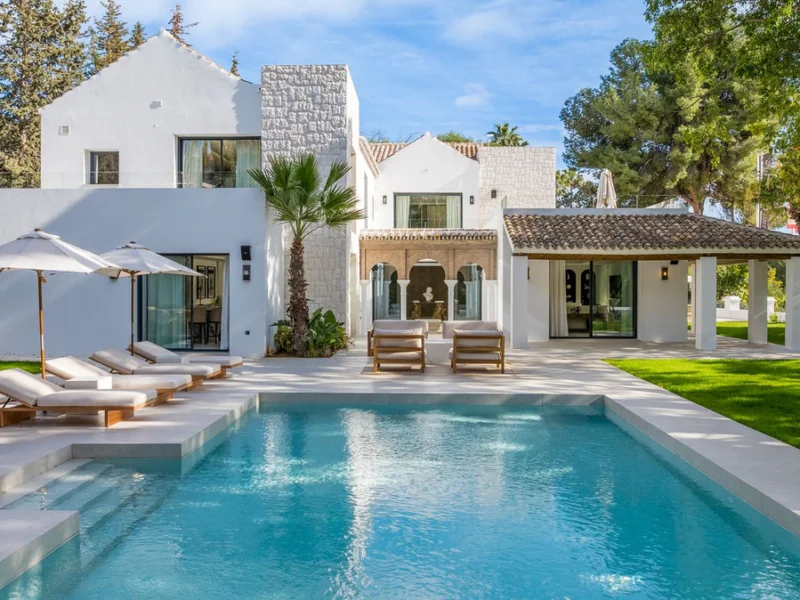 5 Bedroom Private Villa with Terrace for Sale in Nueva Andalucía, Marbella