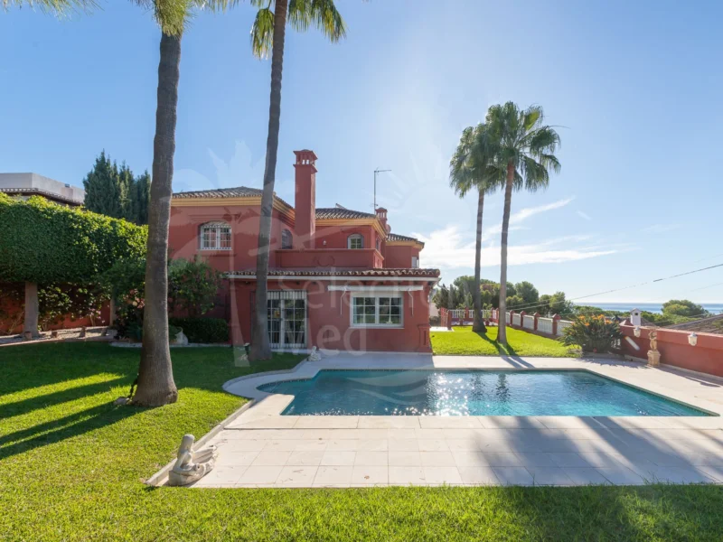 6 Bedroom Private Villa for Sale in Estepona