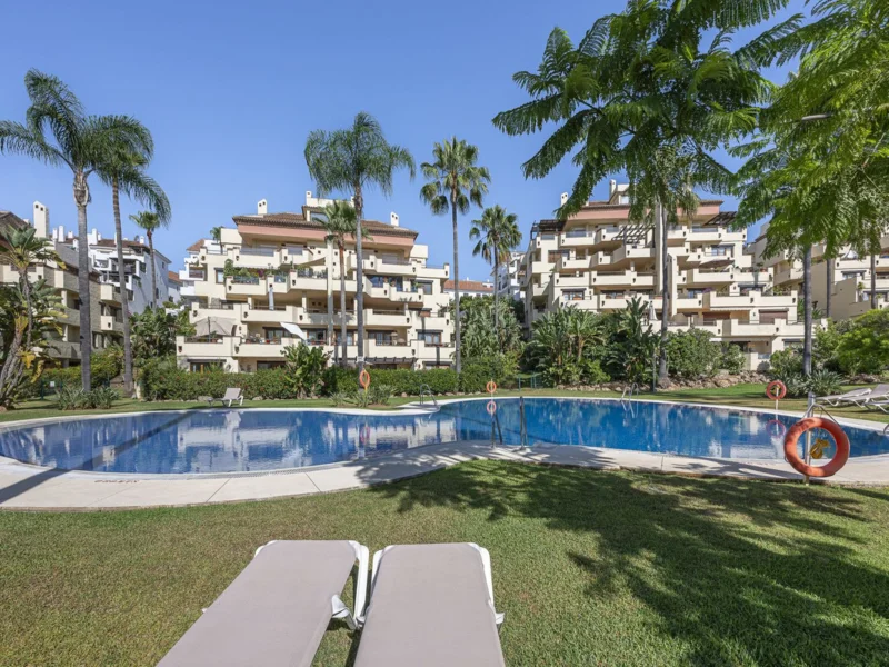 3 Bedroom Apartment with Terrace for Sale in Milla de Oro, Marbella
