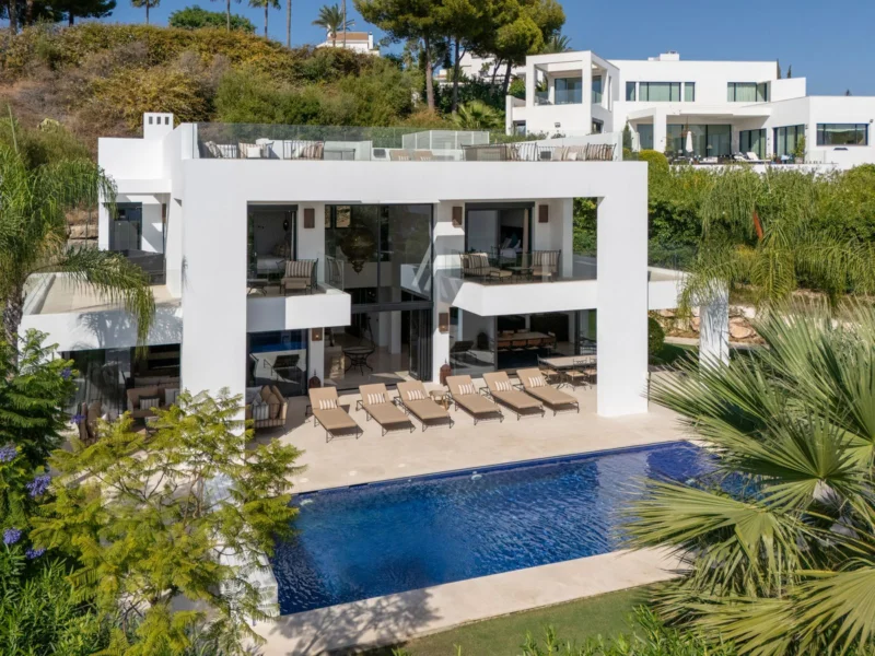 6 Bedroom Private Villa with Terrace for Sale in Nueva Andalucía, Marbella