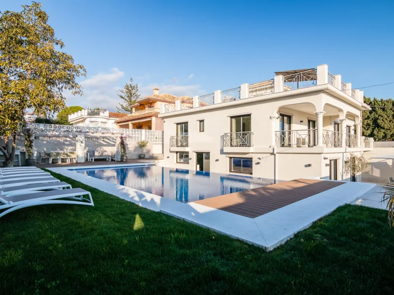 5 Bedroom Private Villa with Terrace for Sale in Río Real, Marbella