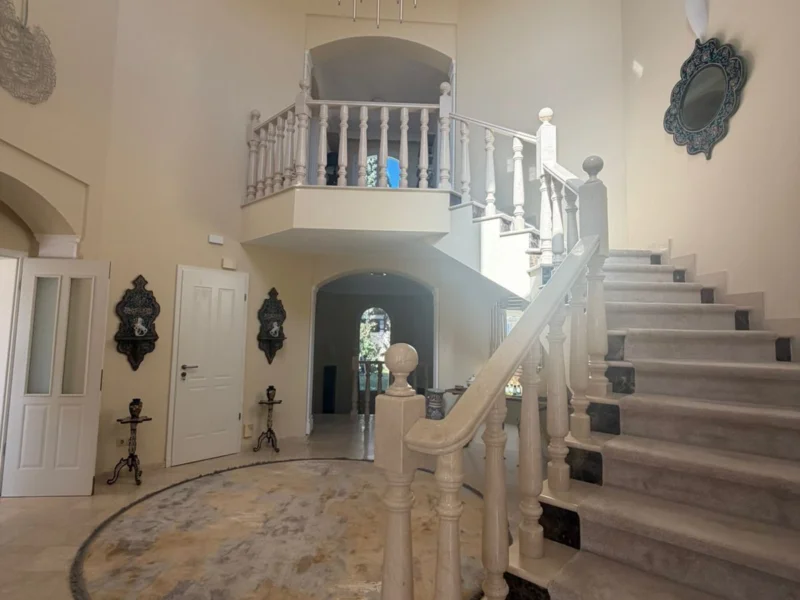 5 Bedroom Private Villa with Terrace for Sale in Estepona