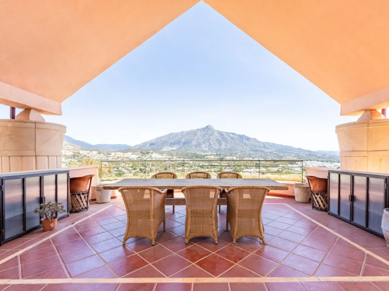 5 Bedroom Apartment for Sale in Nueva Andalucía, Marbella