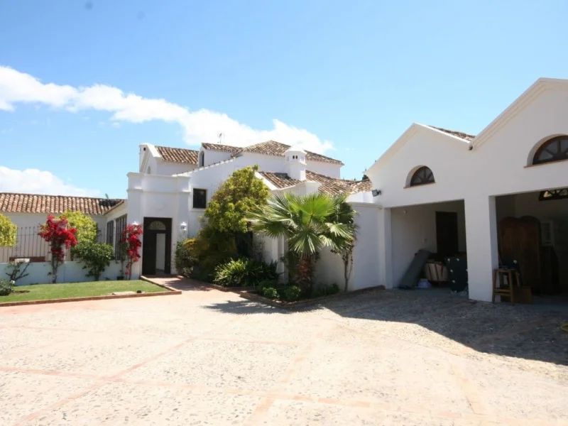 6 Bedroom Private Villa for Sale in Guadalmina Baja, San Pedro de Alcántara