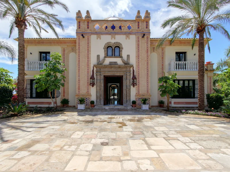 6 Bedroom Private Villa for Sale in Marbella Centro