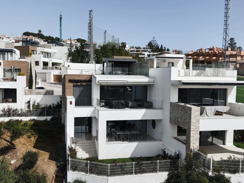 Furnished 3 Bedroom Private Villa with Terrace for Rent in Marbella
