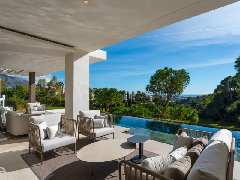 6 Bedroom Private Villa with Terrace for Sale in La Quinta, Benahavís