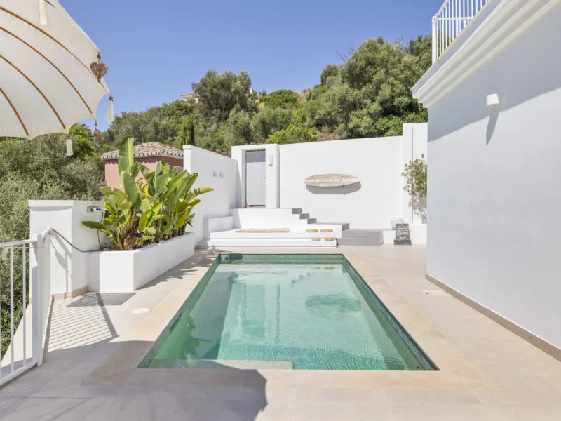 4 Bedroom Private Villa with Terrace for Sale in Marbella