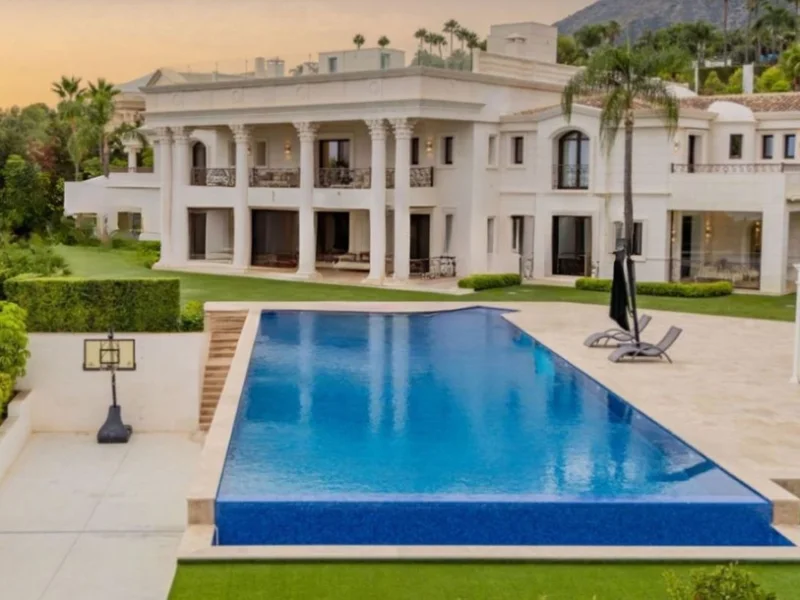 10 Bedroom Private Villa for Sale in Sierra Blanca, Marbella