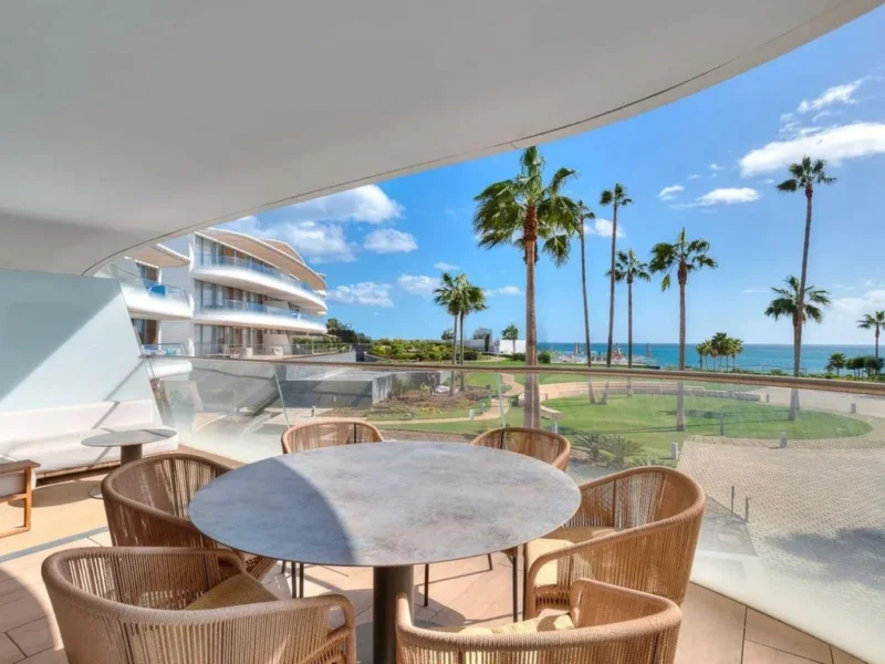 3 Bedroom Apartment with Terrace for Sale in Estepona