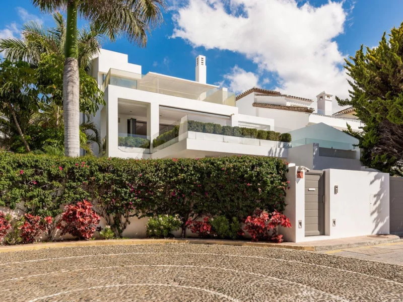 4 Bedroom Private Villa with Terrace for Sale in Milla de Oro, Marbella