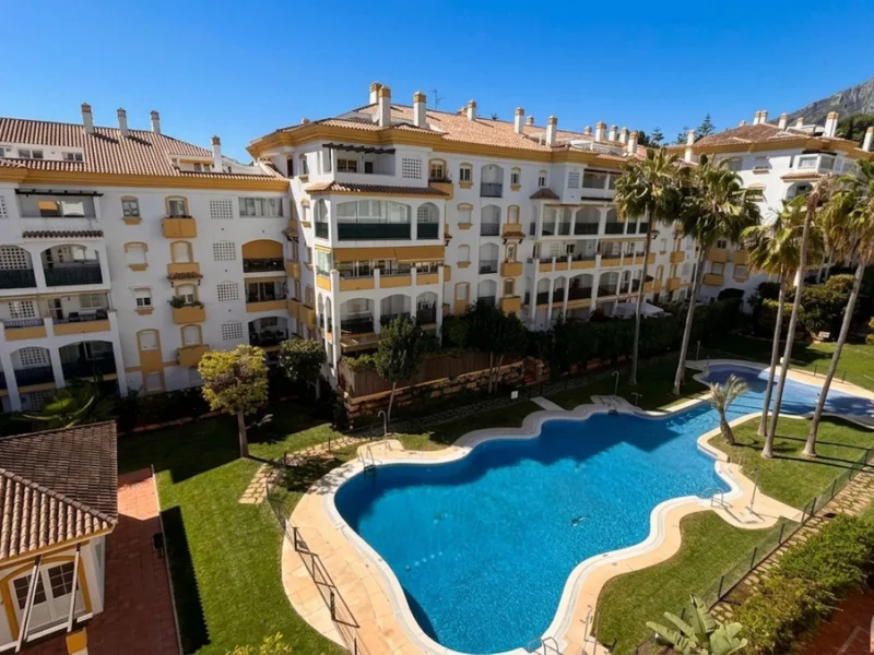 4 Bedroom Apartment with Terrace for Sale in Milla de Oro, Marbella