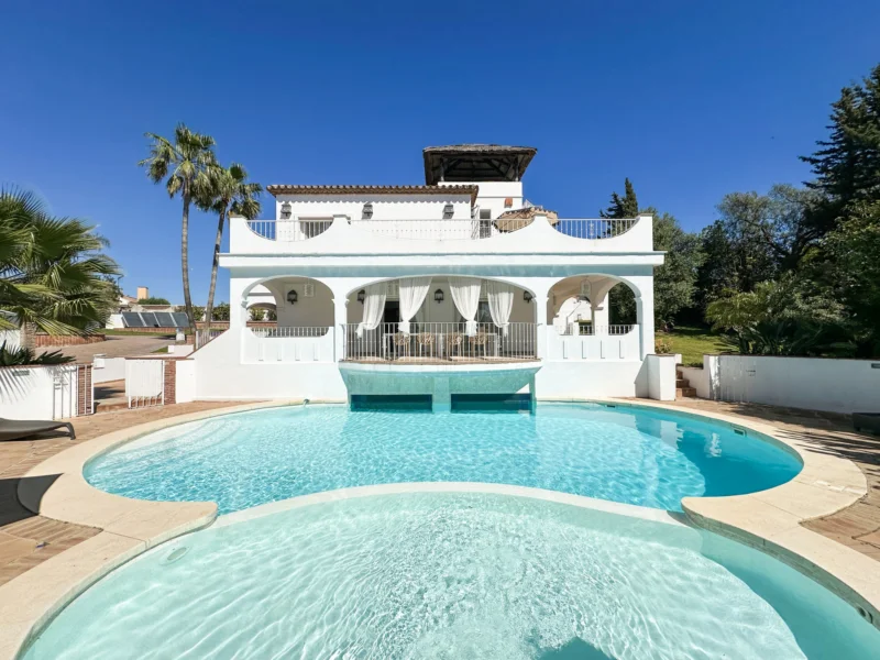 6 Bedroom Private Villa with Terrace for Sale in Estepona