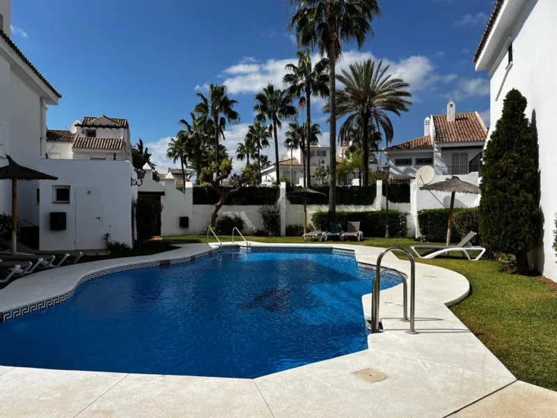 4 Bedroom Private Villa with Terrace for Sale in Nueva Andalucía, Marbella
