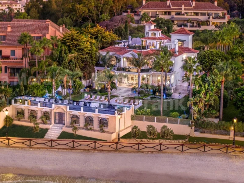 10 Bedroom Private Villa for Sale in Puerto Banús, Marbella