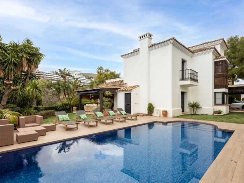4 Bedroom Private Villa with Terrace for Sale in La Quinta, Benahavís