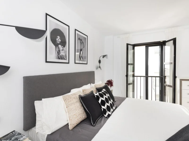 2 Bedroom Apartment with Terrace for Sale in Puerto Banús, Marbella