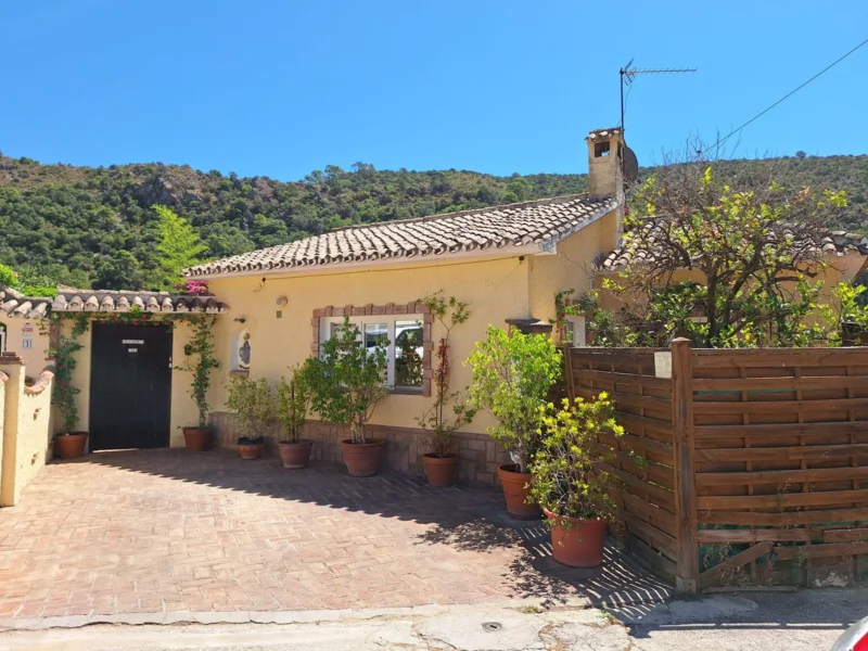 2 Bedroom Private Villa with Terrace for Sale in Benahavís