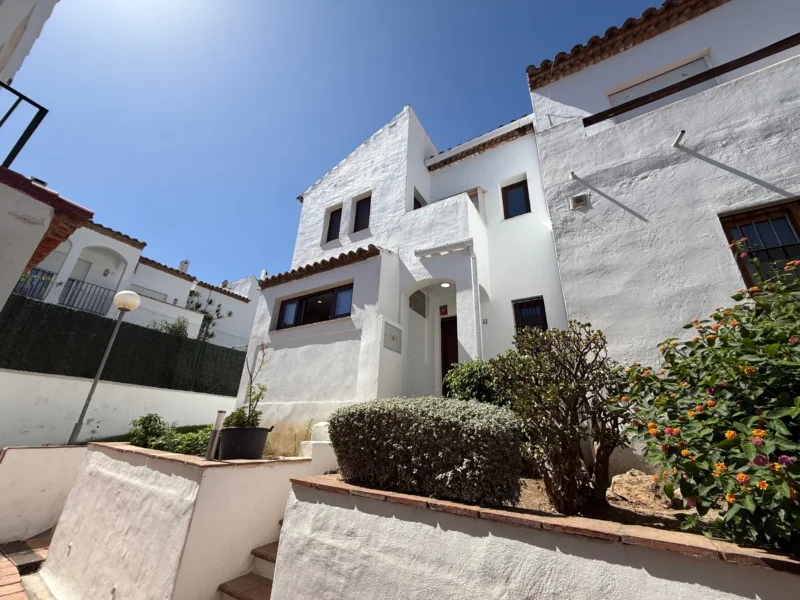 Villa privada de 3 dormitorios en alquiler en Nueva Milla de Oro, Estepona