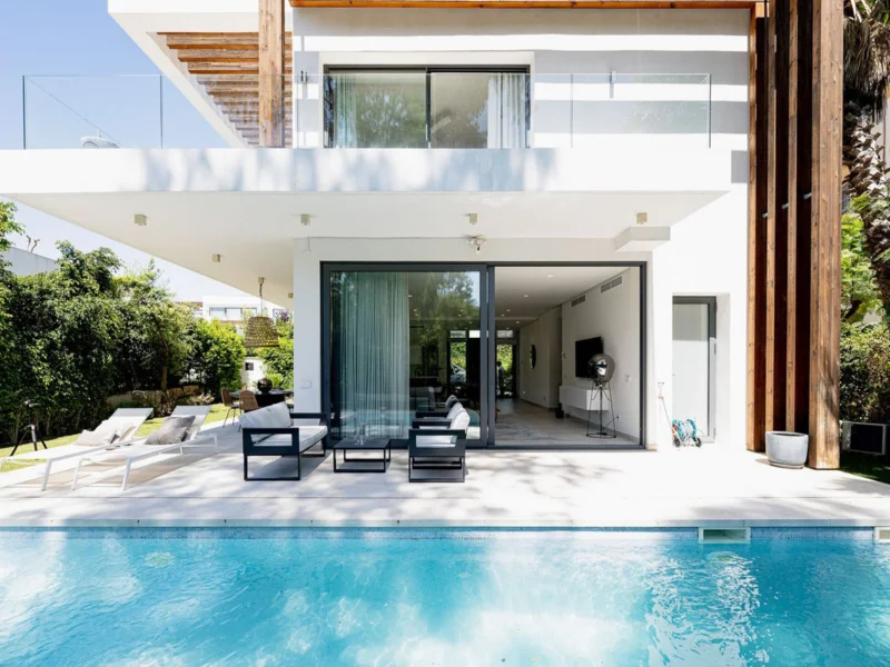 4 Bedroom Private Villa with Terrace for Sale in Atalaya, Estepona
