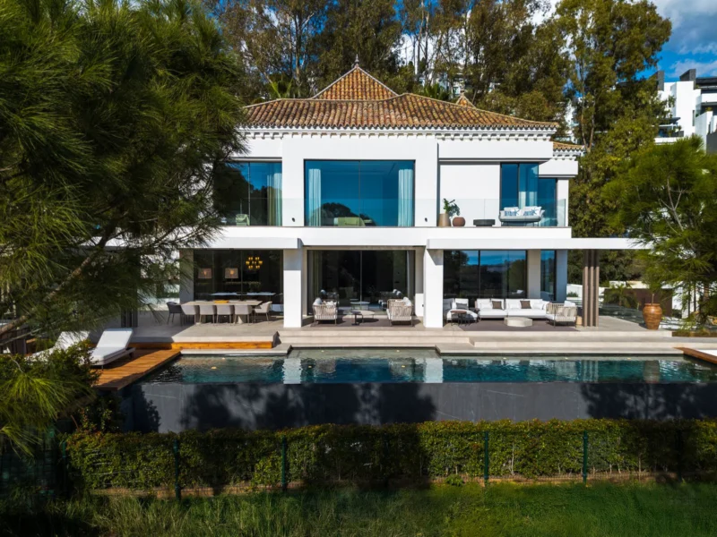 6 Bedroom Private Villa with Terrace for Sale in La Quinta, Benahavís