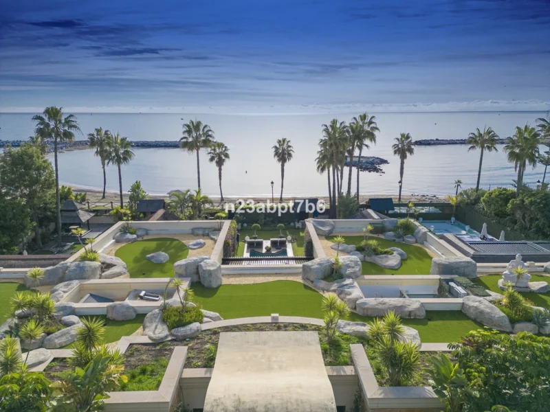 4 Bedroom Private Villa with Terrace for Sale in Puerto Banús, Marbella