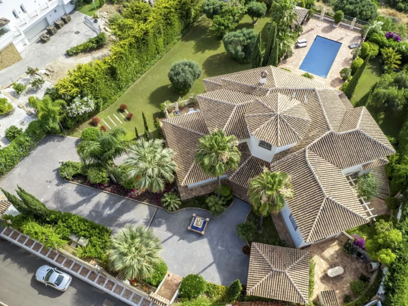 6 Bedroom Private Villa for Sale in Estepona