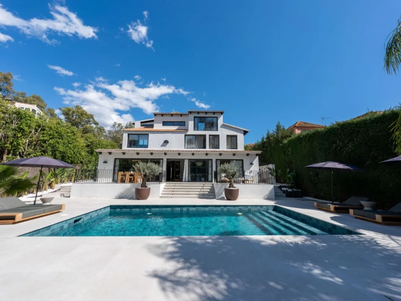 5 Bedroom Private Villa with Terrace for Sale in Nueva Andalucía, Marbella